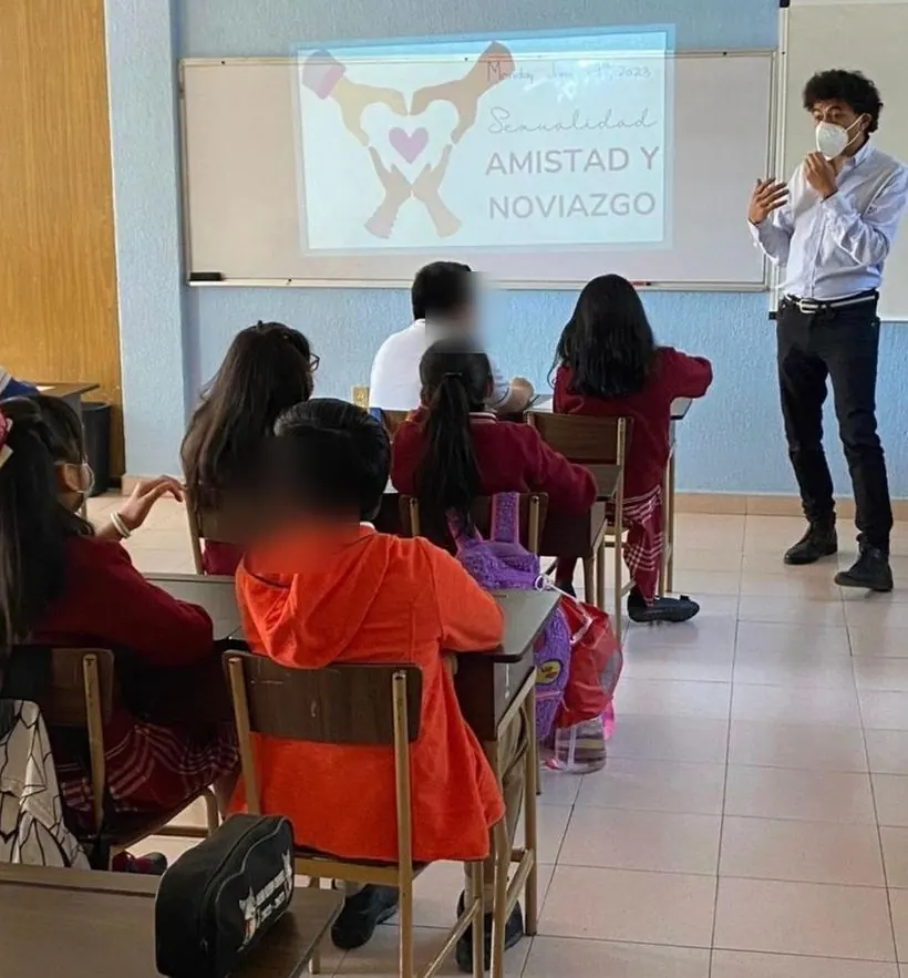 Farid imparte un taller de educación socioafectiva frente a un grupo de primaria