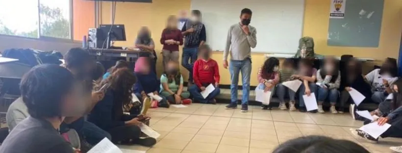 Taller grupal en la Facultad de Psicología de la UNAM, con participantes sentados en círculo