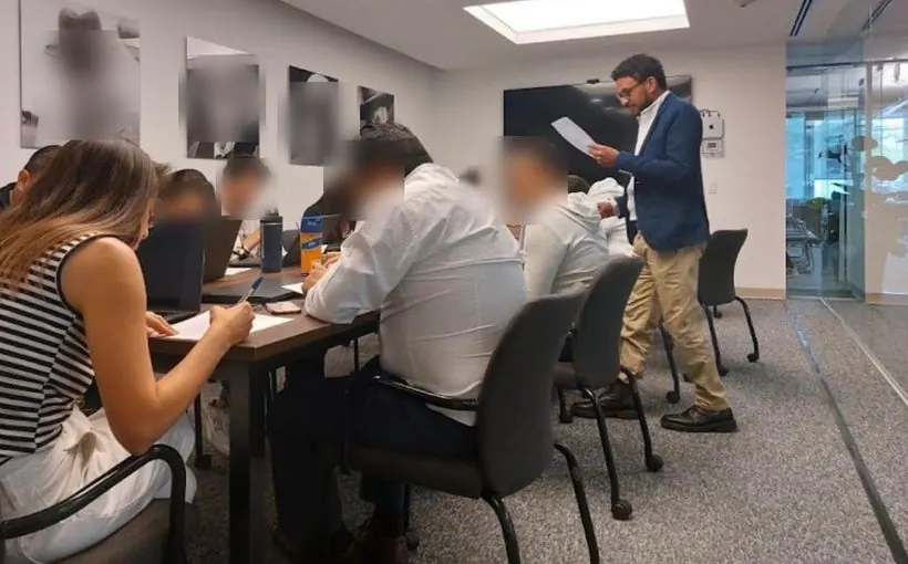 Taller de trabajo en equipo con personal de una empresa en una sala de juntas